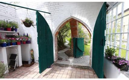 Listoke House - garden outhouse